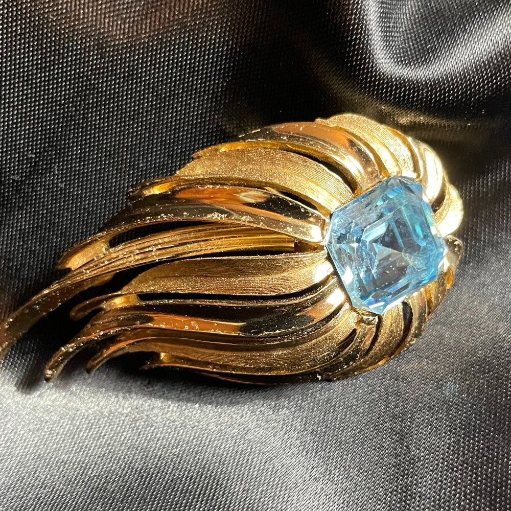 Mid-Century Modern Gold-toned Blue Rhinestone Brooch